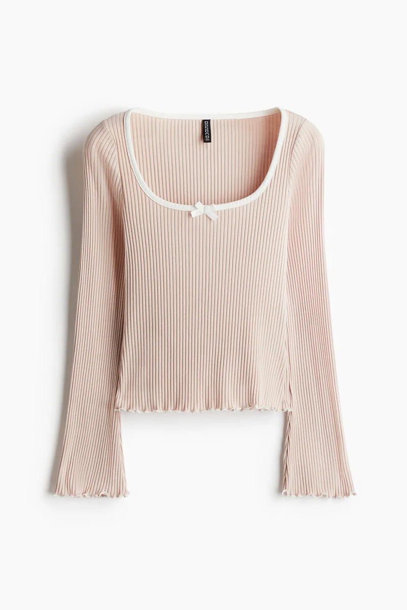 اتش اند ام بلوزة بتصميم مرن وتفاصيل درزات محكمة