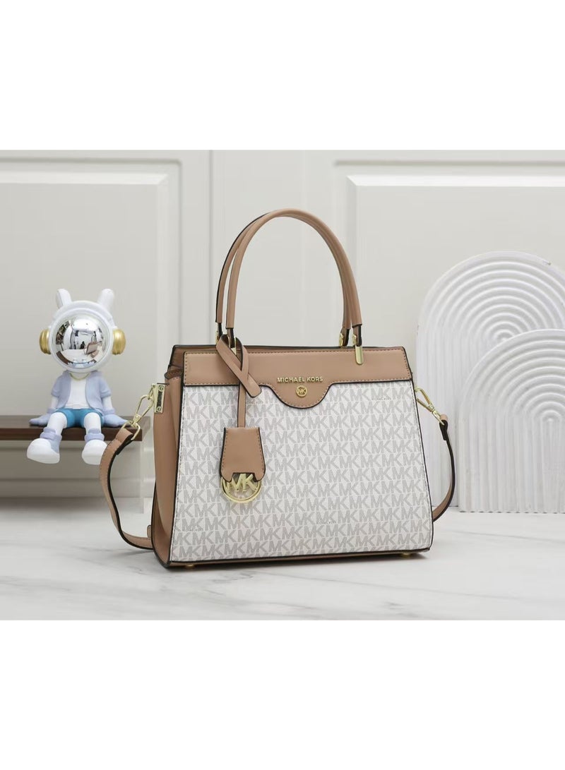 ام كي حقيبة توت أنيقة بشعار مايكل كورس المميز مع لمسات ذهبية