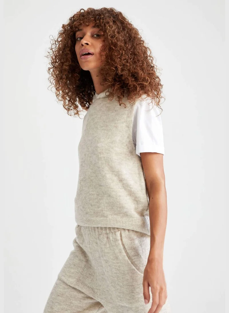 DeFacto Sleeveless Knitted Hooded Vest