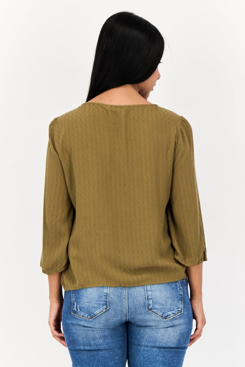 ONLY بلوزة نسائية بياقة دائرية وأكمام 3/4 بتصميم محكم، زيتوني - Image 2
