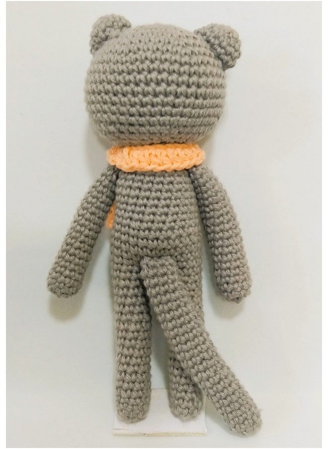 1مي 1MII STYLISH CAT Soft Toy | ارتفاع 17 سم | أميجورومي كروشيه يدوي الصنع 100% قطن آمن على الأطفال وصديق للبيئة | قطيفة محببة للأطفال والبنات والأولاد هدية رائعة لعيد الميلاد | رمادي  - Image 2