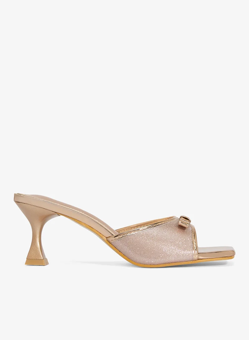 جينجر كعب عالي لامع بتفاصيل فيونكة