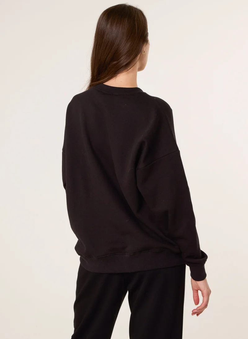 بلو فانيلا سويت شيرت بفيونكة من الترتر ونقشة الفهد