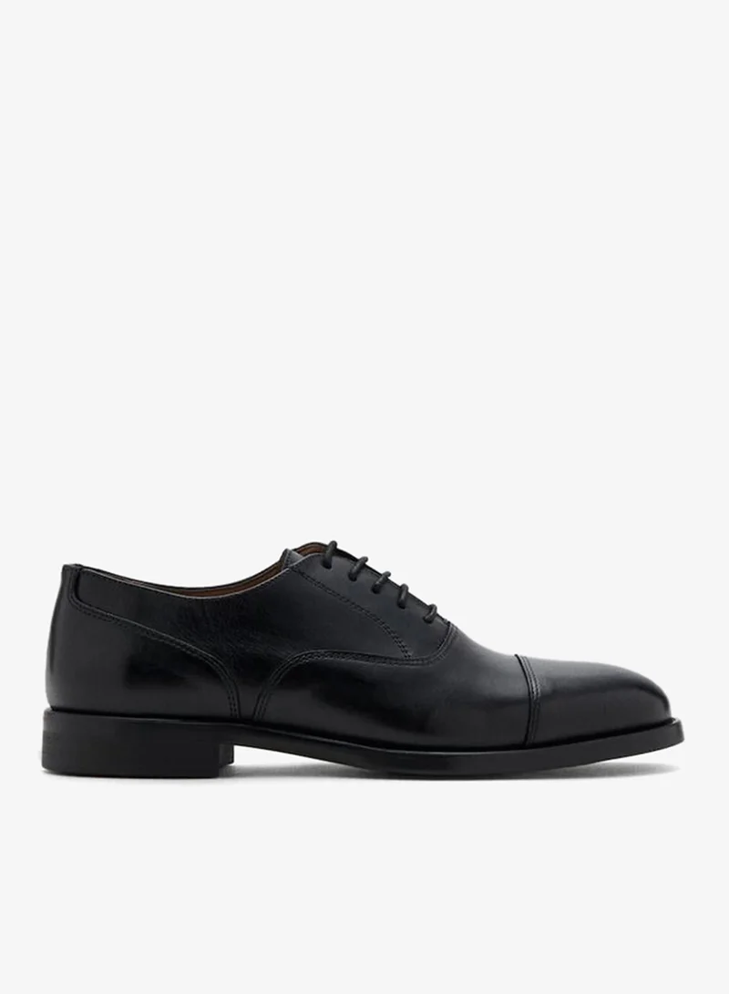 Oxford style leather shoe