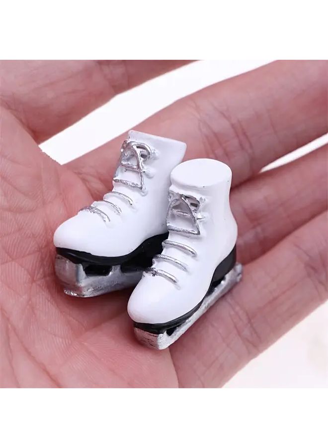 Miniature Resin Dollhouse Ice Skates Replica Realistic White Black Figure Skating Shoes Laces Curved Blade Model for Doll Accessories Mini Ski Scene Diorama Props Christmas Decorations - Image 1