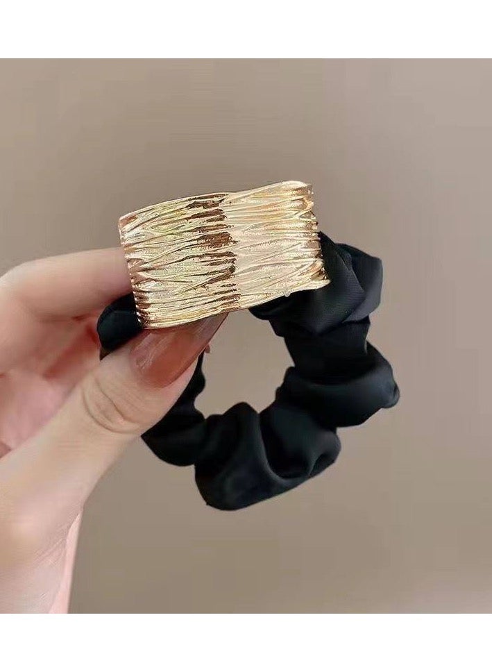 توكة شعر فخمة بقطعةI معدنية ذهبية  يمكن استخدامه كرباط للشعر أو إكسسوار للمعصم.  مناسب لتسريحات الكعكة، الذيل، أو الضفائر. متوفر بعدة ألوان فاخرة: الأسود الكلاسيكي، الأبيض العاجي، والموف الهادئ. خامة ساتان ناعمة لا تؤذي الشعر وتمنع تقصفه. - Image 1