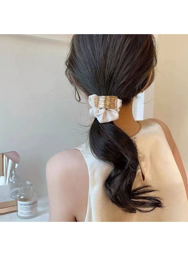 توكة شعر فخمة بقطعةI معدنية ذهبية  يمكن استخدامه كرباط للشعر أو إكسسوار للمعصم.  مناسب لتسريحات الكعكة، الذيل، أو الضفائر. متوفر بعدة ألوان فاخرة: الأسود الكلاسيكي، الأبيض العاجي، والموف الهادئ. خامة ساتان ناعمة لا تؤذي الشعر وتمنع تقصفه. - Image 4