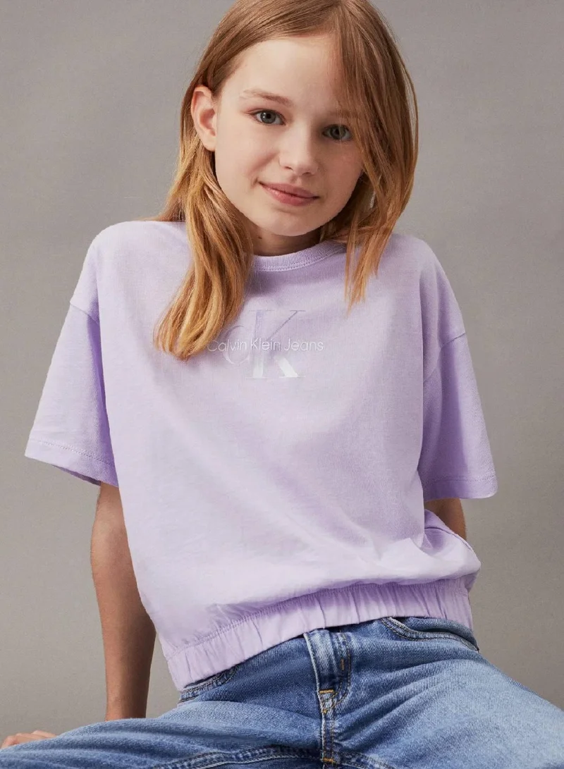 كالفن كلاين جينز تيشرت بقصة واسعة مزين بشعار كلفن كلاين