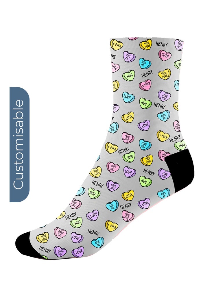 شير ذا لوف  جوارب رمادية مخصصة بالاسم – تصميم الحب والعناق والقلوب - Image 2