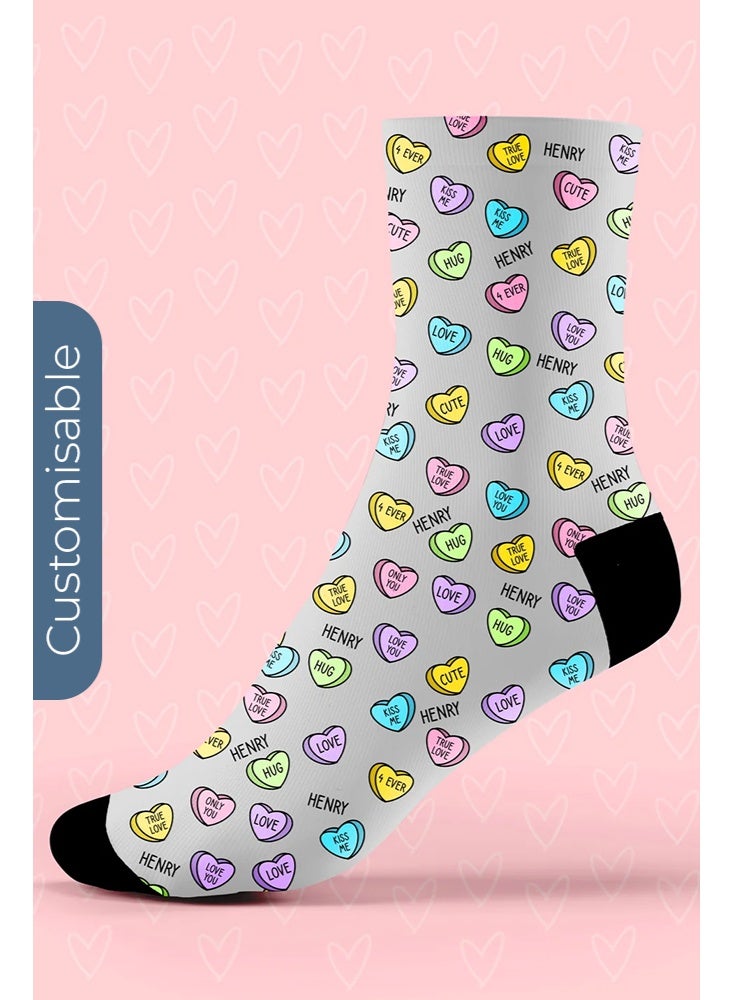 شير ذا لوف  جوارب رمادية مخصصة بالاسم – تصميم الحب والعناق والقلوب - Image 1
