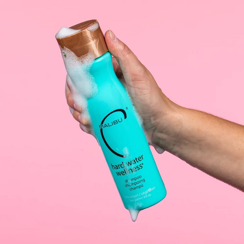 Malibu C شامبو Malibu C Hard Water Wellness - شامبو مرطب خالٍ من الكبريتات لحيوية الشعر - يحمي الشعر من عناصر المياه العسيرة + يزيل التراكمات - Image 2