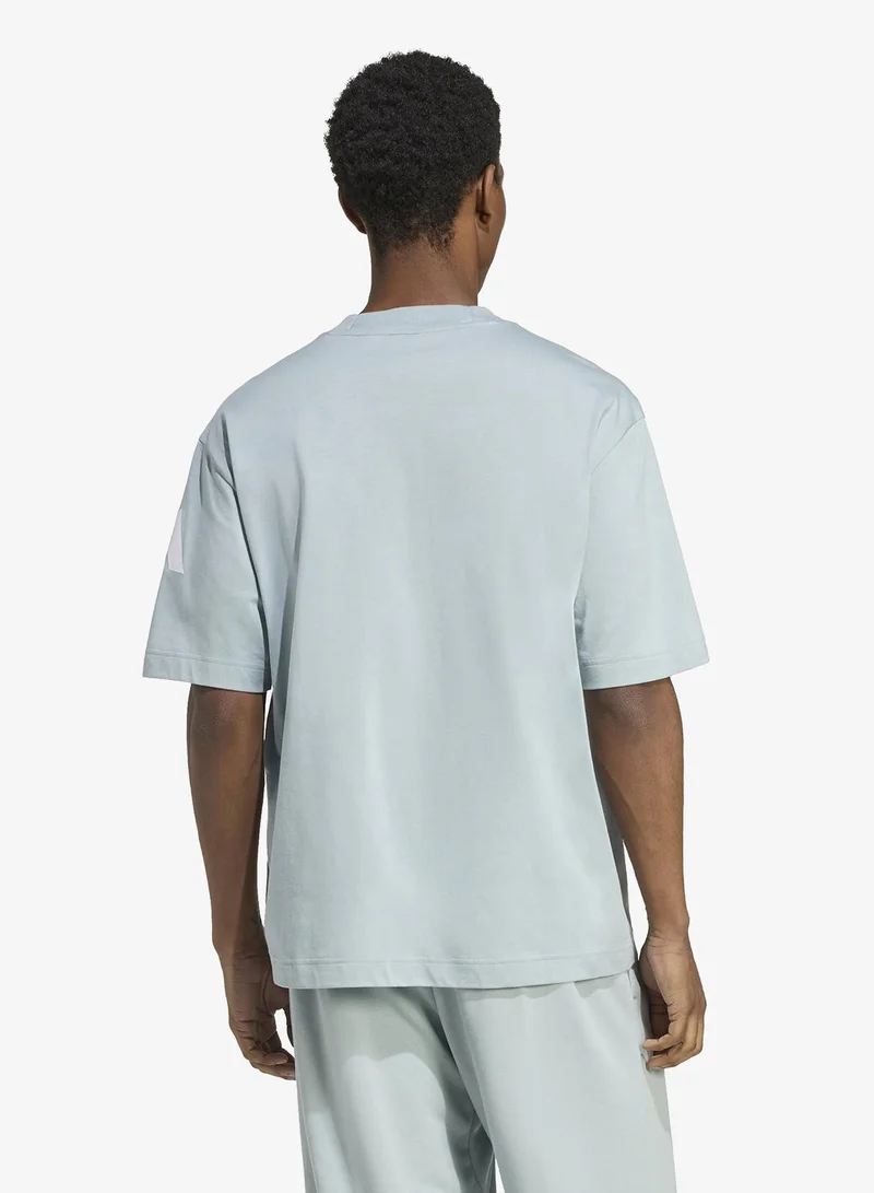 اديداس تيشيرت أساسي بقصة فضفاضة وشعار ثلاثة خطوط