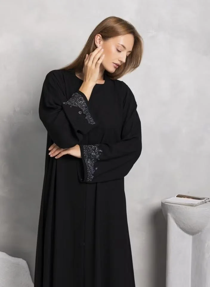 نيكياس عباية نيكاس كريب بتطريز يدوي أنيق