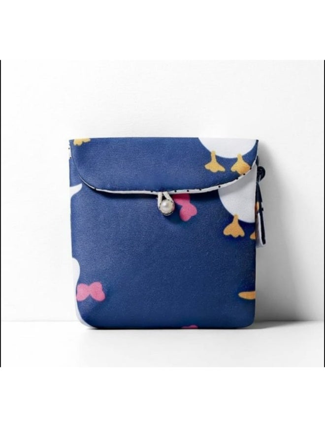 حقيبة فوط صحية للنساء والفتيات – طقم مكوّن من 4 قطع من قماش القطن – تصميم أزرق مطبوع وخطوط وردية – بطبعات الفراولة والآيس كريم – أساسي للسفر والمدرسة - Image 3