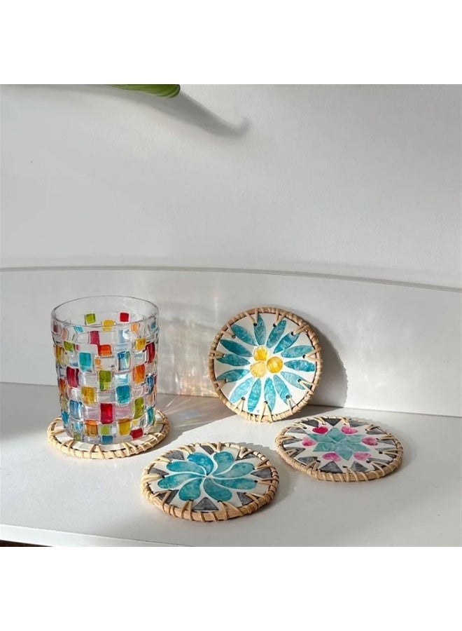 كوزي نست كوسترات دائرية يدوية من راتان مع تطعيم أم اللؤلؤ الملون، مقاومة للحرارة، طقم 4 قطع لحماية الطاولة وتزيين القهوة، الشاي، الحفلات وديكور المنزل ألوان عشوائية - Image 1