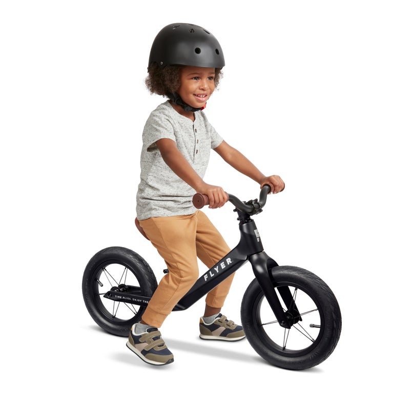 Radio Flyer دراجة توازن راديو فلاير ألترا لايت سوداء للأطفال من عمر 155 بدون دواسات للتعلم السريع إطار خفيف الوزن إطارات هوائية مطاطية مقعد قابل للتعديل بدون أدوات مسند قدم للأطفال والدراجات التوازن للأطفال الصغار - Image 3