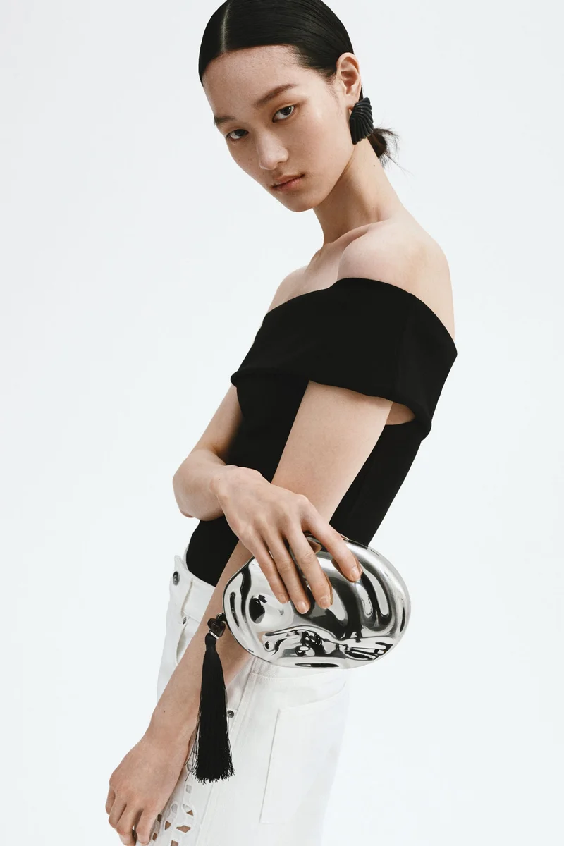 اتش اند ام حقيبة كلاتش معدنية بتصميم غير متماثل