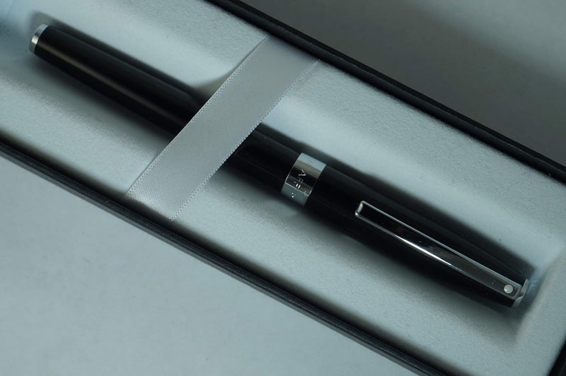 SHEAFFER Sheaffer Sagaris Black Lacquer Polished Appointments signature mid ring and dot of excellence with Medium Stainless Steel nib Fountain Pen  - Image 3