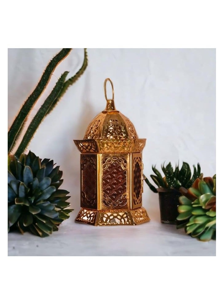فانوس رمضان زجاجي معدني 10 بوصة مزخرف بنمط اسلامي باللون الذهبي - تصميم فريد من نوعه - قد يختلف التصميم. - Image 1