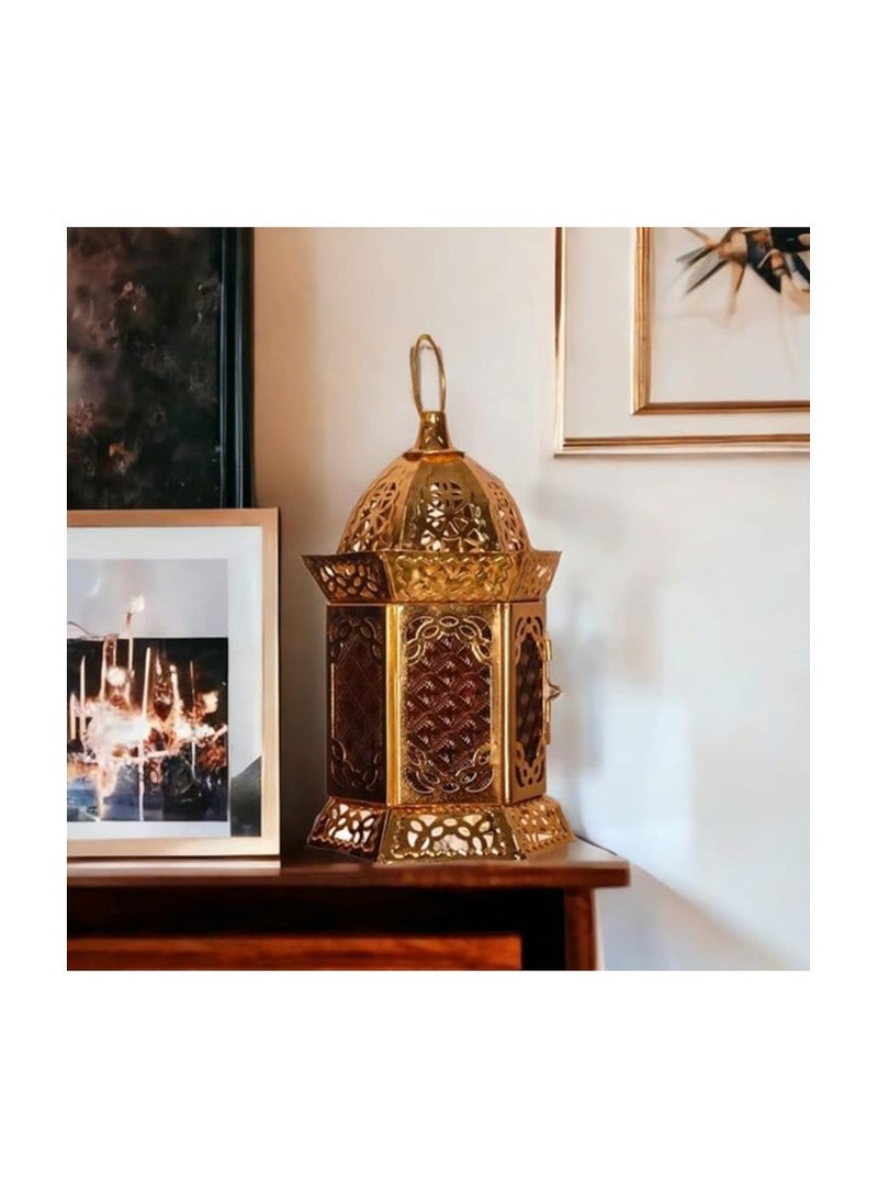 فانوس رمضان زجاجي معدني 10 بوصة مزخرف بنمط اسلامي باللون الذهبي - تصميم فريد من نوعه - قد يختلف التصميم. - Image 2