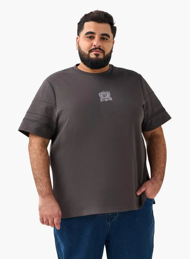 ماكسيم تيشيرت رجالي بقصة عادية ورقبة دائرية وأكمام قصيرة وتفاصيل شريط