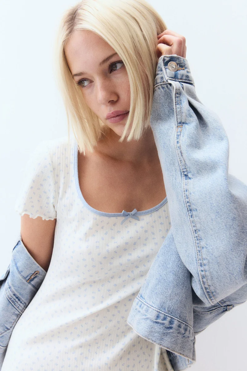 اتش اند ام فستان بتنورة واسعة بتفاصيل حافة محبوكة