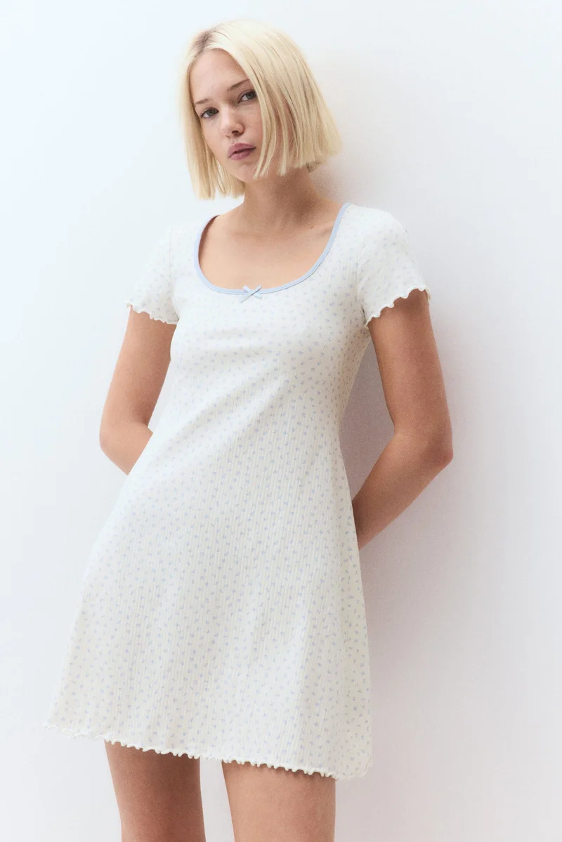 اتش اند ام فستان بتنورة واسعة بتفاصيل حافة محبوكة