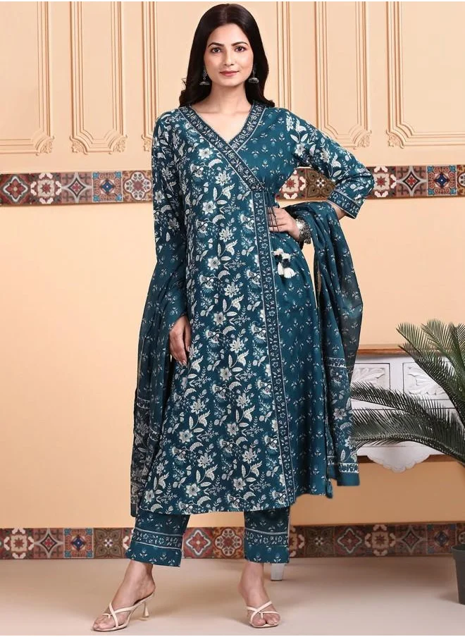 آي شين Three-Fourth Sleeve Women Blue Cotton Kurta Set with Embroidered pattern Tunic and Palazzo features a Round neckline and Three-Fourth Sleeve secured with Elastic closure and styled in Straight Fit ideal for Festive moments — designed to make heads turn.