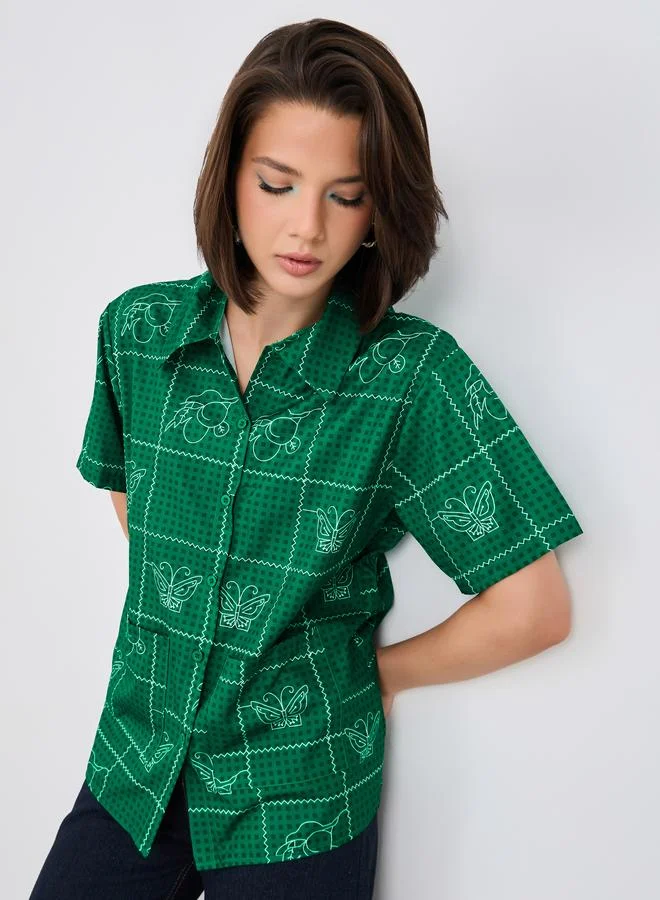 تايك تو قميص بأكمام قصيرة وياقة عريضة بطبعة فراشة