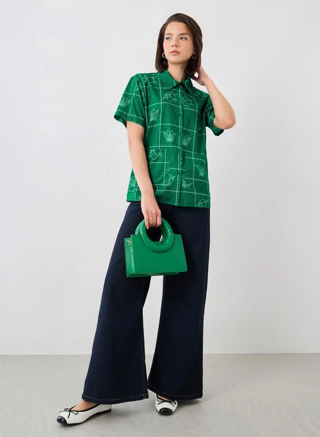 تايك تو قميص بأكمام قصيرة وياقة عريضة بطبعة فراشة