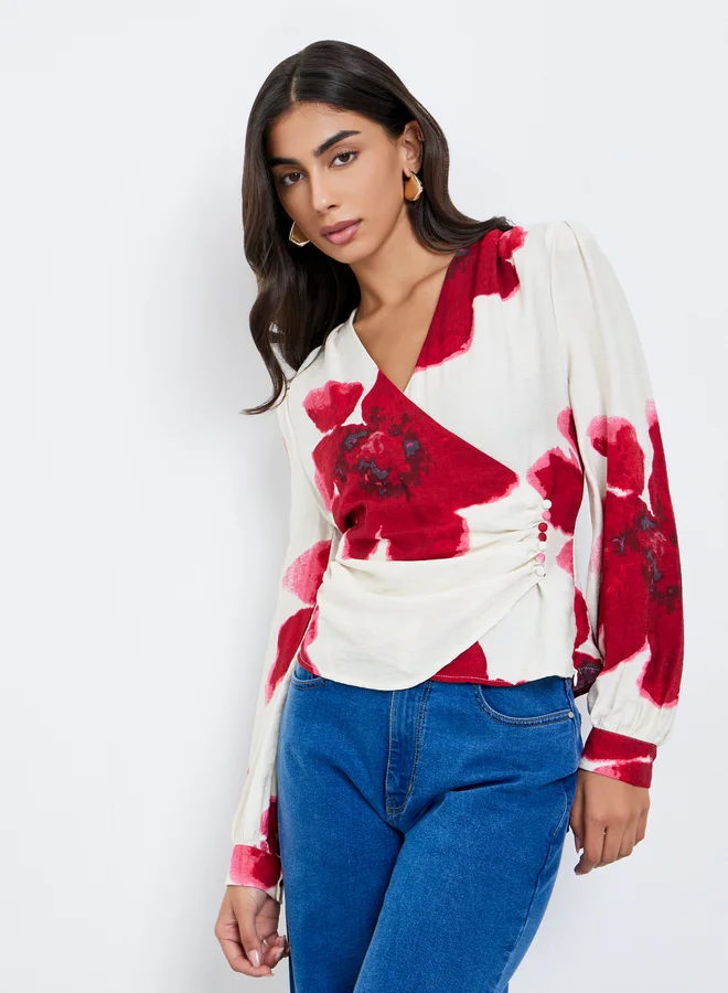 ستايلي بلوزة بطبعة زهور ونمط لف