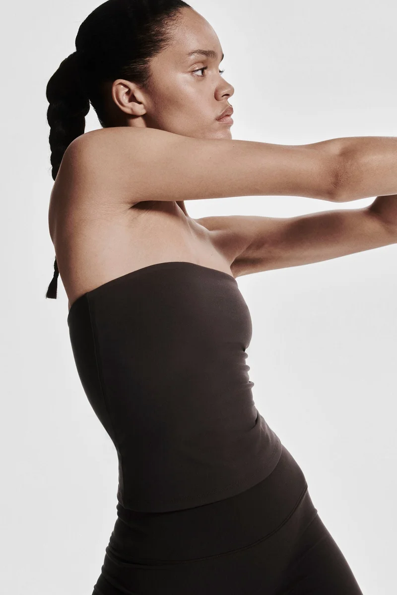 اتش اند ام بلوزة تيوب رياضية من نسيج سوفت موف