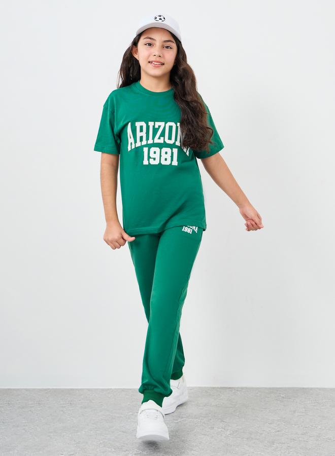 ستايلي طقم تي شيرت وبنطلون رياضي فضفاض بطبعة نص أخضر للبنات - Image 2