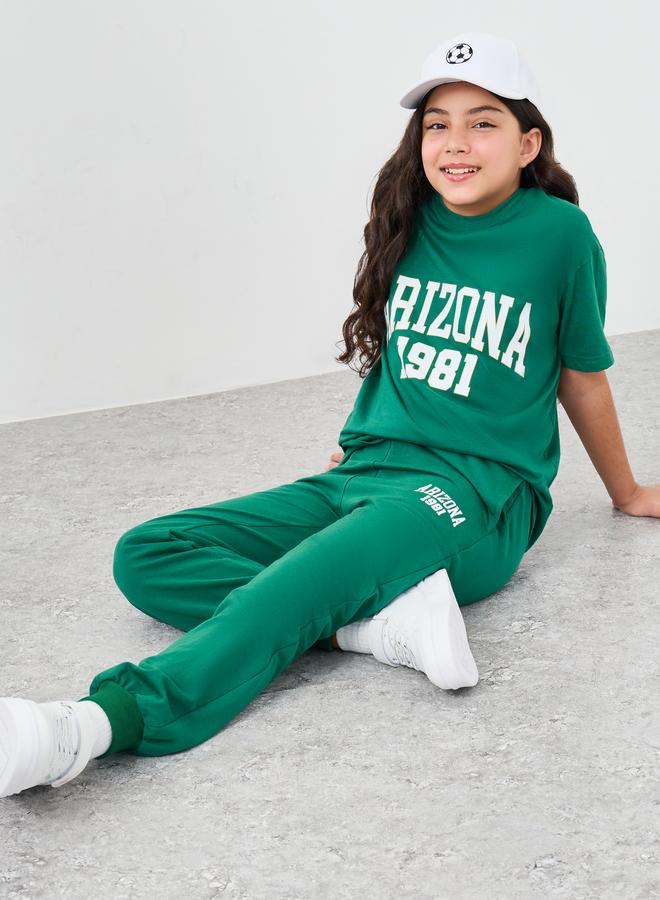ستايلي طقم تي شيرت وبنطلون رياضي فضفاض بطبعة نص أخضر للبنات - Image 1