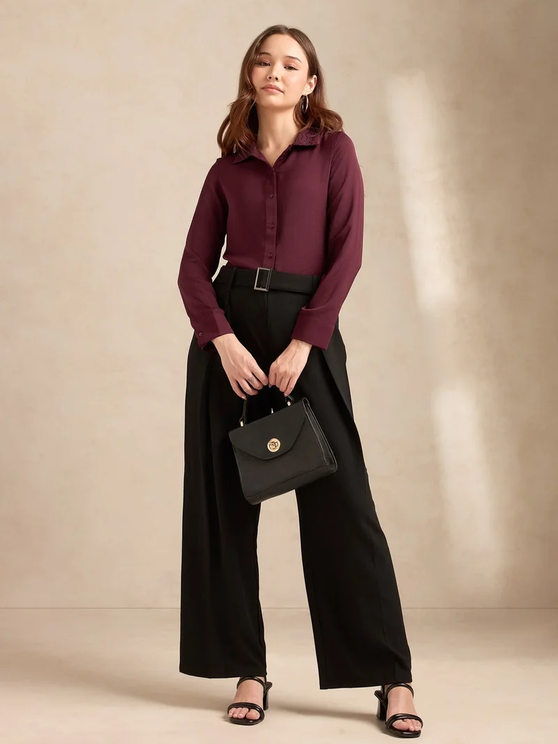 أوجيدر قميص ساتان أحمر بياقة مزينة