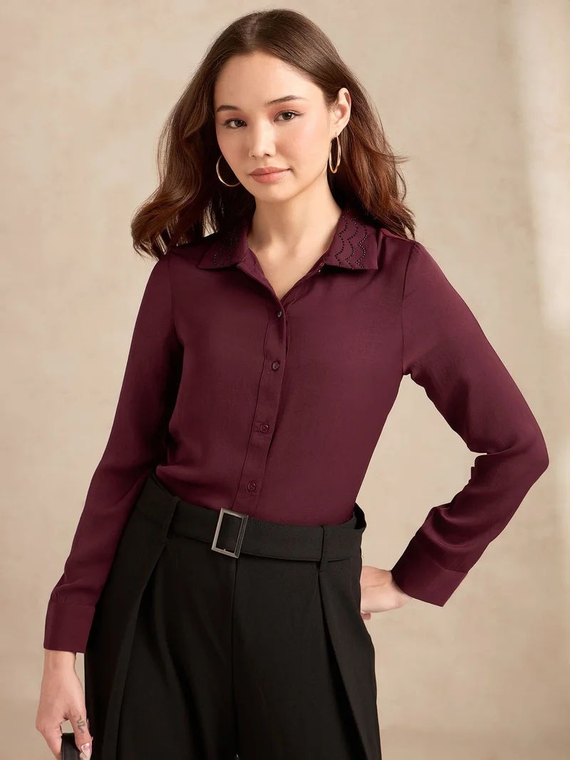 أوجيدر قميص ساتان أحمر بياقة مزينة