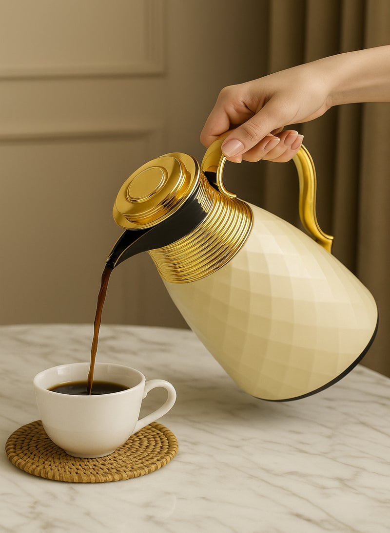 باصرة ترمس شاي وقهوة حراري 1 لتر بلون بيج مع لمسات ذهبية فاخرة – تصميم أنيق يحفظ الحرارة والبرودة لفترات طويلة، مثالي للضيافة والاستخدام اليومي - Image 3