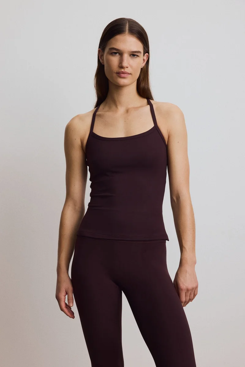 اتش اند ام بلوزة رياضية بحمالات كتف وحمالة صدر داخلية من نسيج سوفت موف™