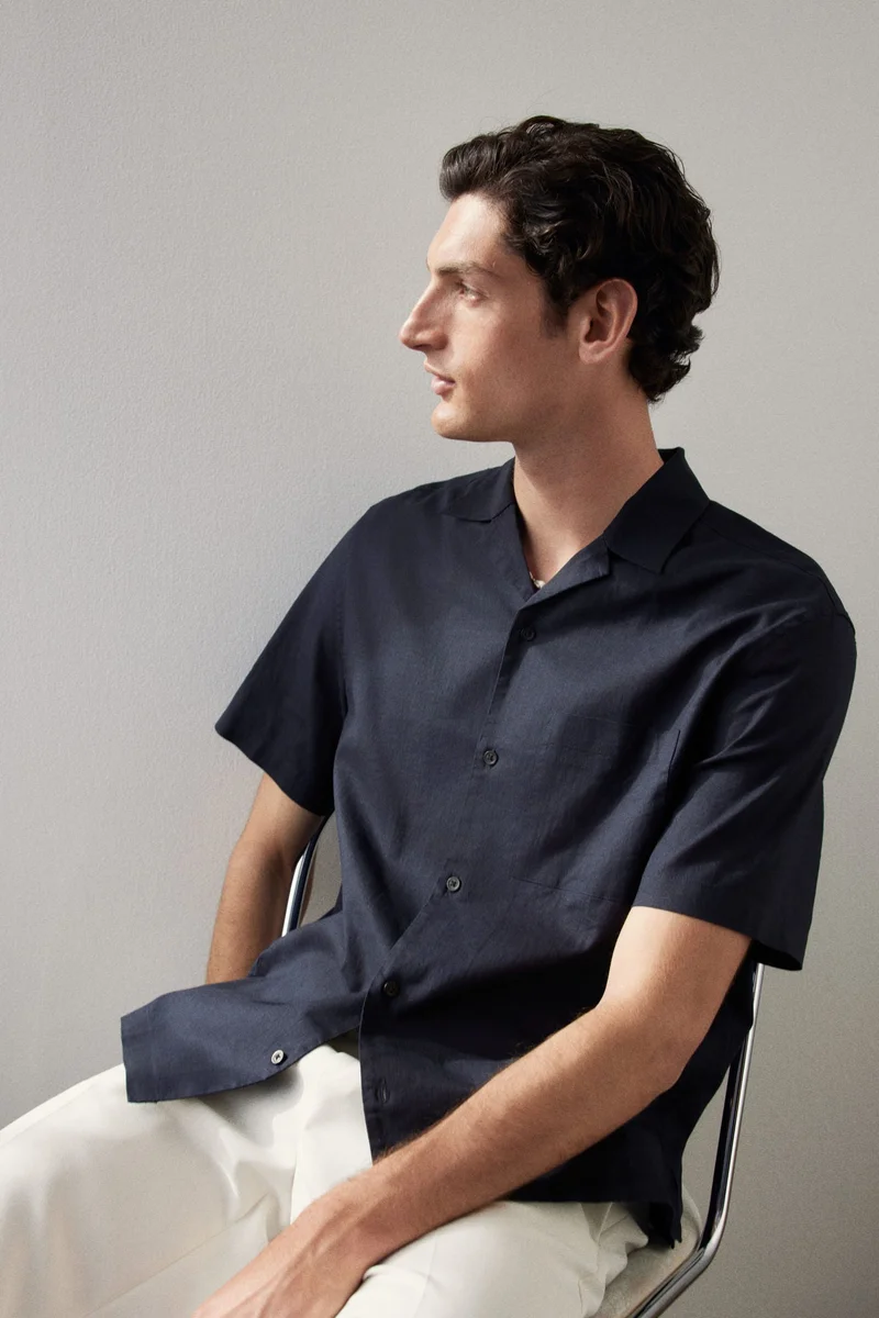 اتش اند ام قميص بأكمام قصيرة وقصّة عادية من مزيج الكتان