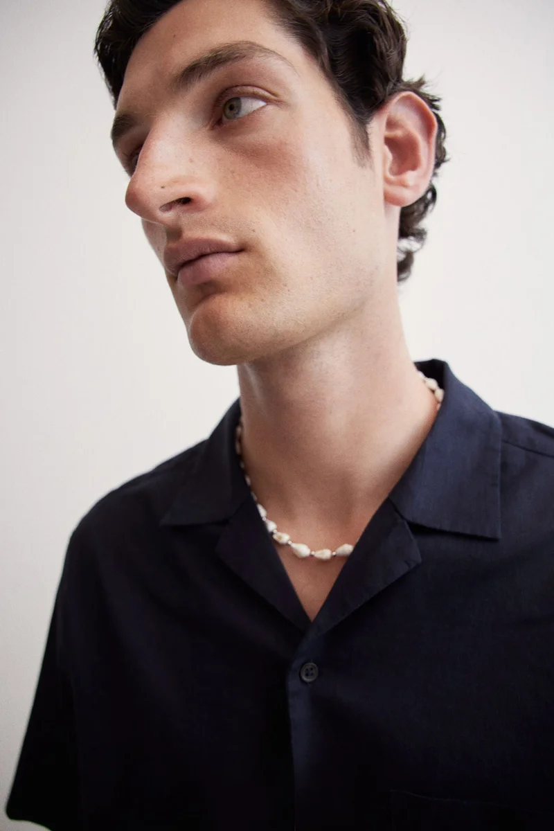 اتش اند ام قميص بأكمام قصيرة وقصّة عادية من مزيج الكتان