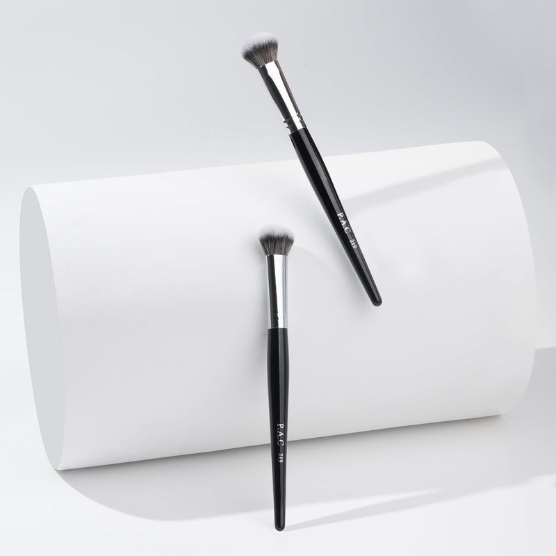 PAC فرشاة خافي العيوب PAC 219 للنساء بشعيرات ناعمة | فرشاة متعددة الاستخدامات يمكن استخدامها لتسليط الضوء وإضاءة وجهك وللتحديد الدقيق | تعمل مع التركيبات الكريمية والسائلة والبودرة - Image 4