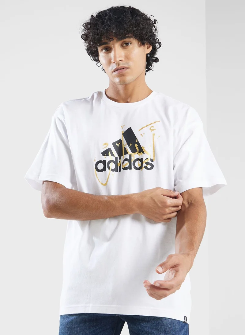 adidas تيشيرت دبي بطبعة شعار الماركة