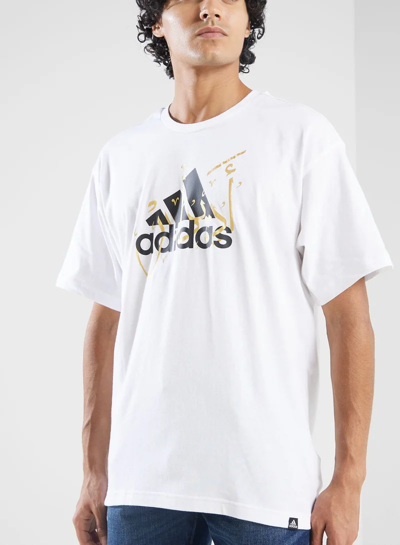 adidas تيشيرت دبي بطبعة شعار الماركة