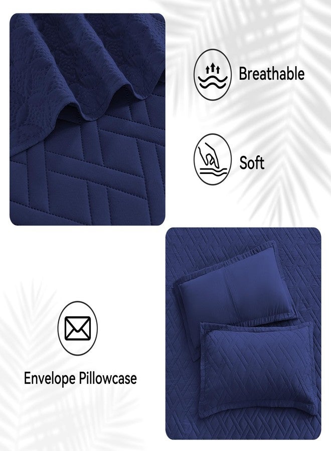 Qucover لحاف كبير الحجم من Qucover مقاس 132 × 120 بوصة، غطاء سرير كاليفورنيا كينج باللون الأزرق الداكن، لحاف ناعم وخفيف الوزن من الألياف الدقيقة عريض للغاية، طقم غطاء سرير من 3 قطع بنمط ماسي هندسي مع غطاءين للوسائد، مناسب لجميع الفصول - Image 4