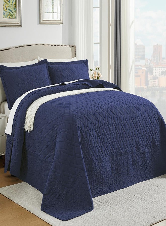 Qucover لحاف كبير الحجم من Qucover مقاس 132 × 120 بوصة، غطاء سرير كاليفورنيا كينج باللون الأزرق الداكن، لحاف ناعم وخفيف الوزن من الألياف الدقيقة عريض للغاية، طقم غطاء سرير من 3 قطع بنمط ماسي هندسي مع غطاءين للوسائد، مناسب لجميع الفصول - Image 1