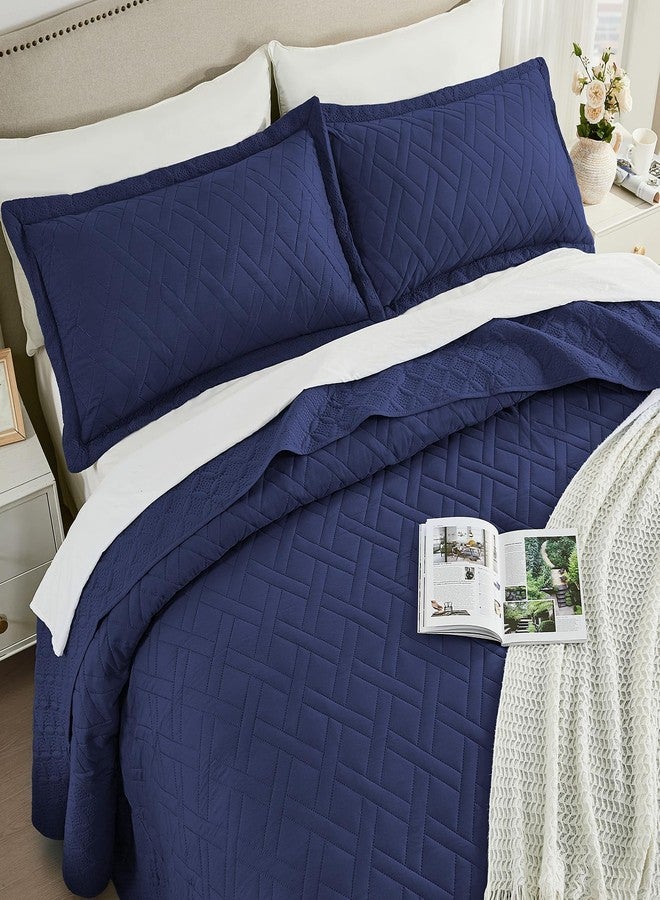 Qucover لحاف كبير الحجم من Qucover مقاس 132 × 120 بوصة، غطاء سرير كاليفورنيا كينج باللون الأزرق الداكن، لحاف ناعم وخفيف الوزن من الألياف الدقيقة عريض للغاية، طقم غطاء سرير من 3 قطع بنمط ماسي هندسي مع غطاءين للوسائد، مناسب لجميع الفصول - Image 3