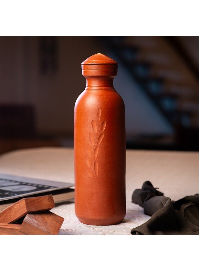 ارك زجاجة مياه مصنوعة يدويًا من الطين الطبيعي من ARK Naturals، سعة 1500 مل - زجاجة طينية صديقة للبيئة محفورة على شكل ورقة شجر لمياه باردة طبيعية - Image 3