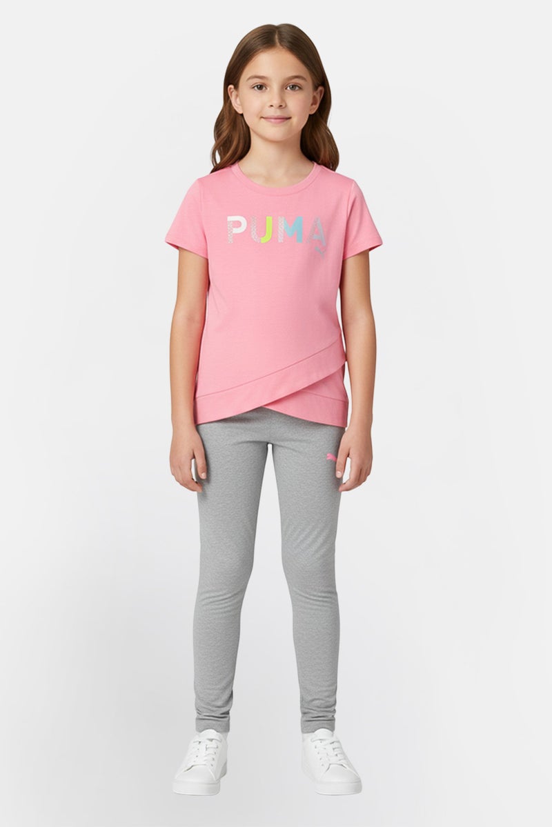 PUMA طقم بنات أطفال مكون من 2 قطعة تي شيرت قصير الأكمام بطباعة جرافيك وسروال ضيق، متعدد الألوان - Image 1