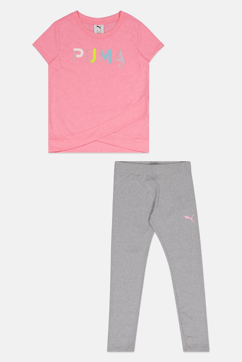 PUMA طقم بنات أطفال مكون من 2 قطعة تي شيرت قصير الأكمام بطباعة جرافيك وسروال ضيق، متعدد الألوان - Image 3