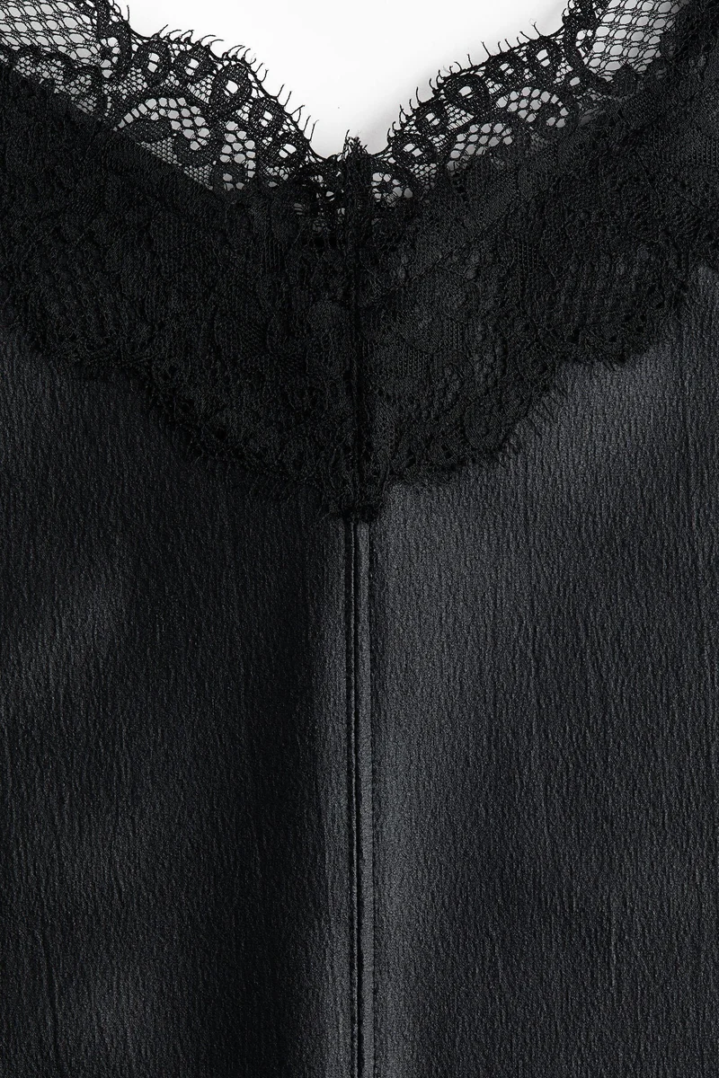 اتش اند ام بلوزة بحمالات كتف رفيعة وحواف دانتيل